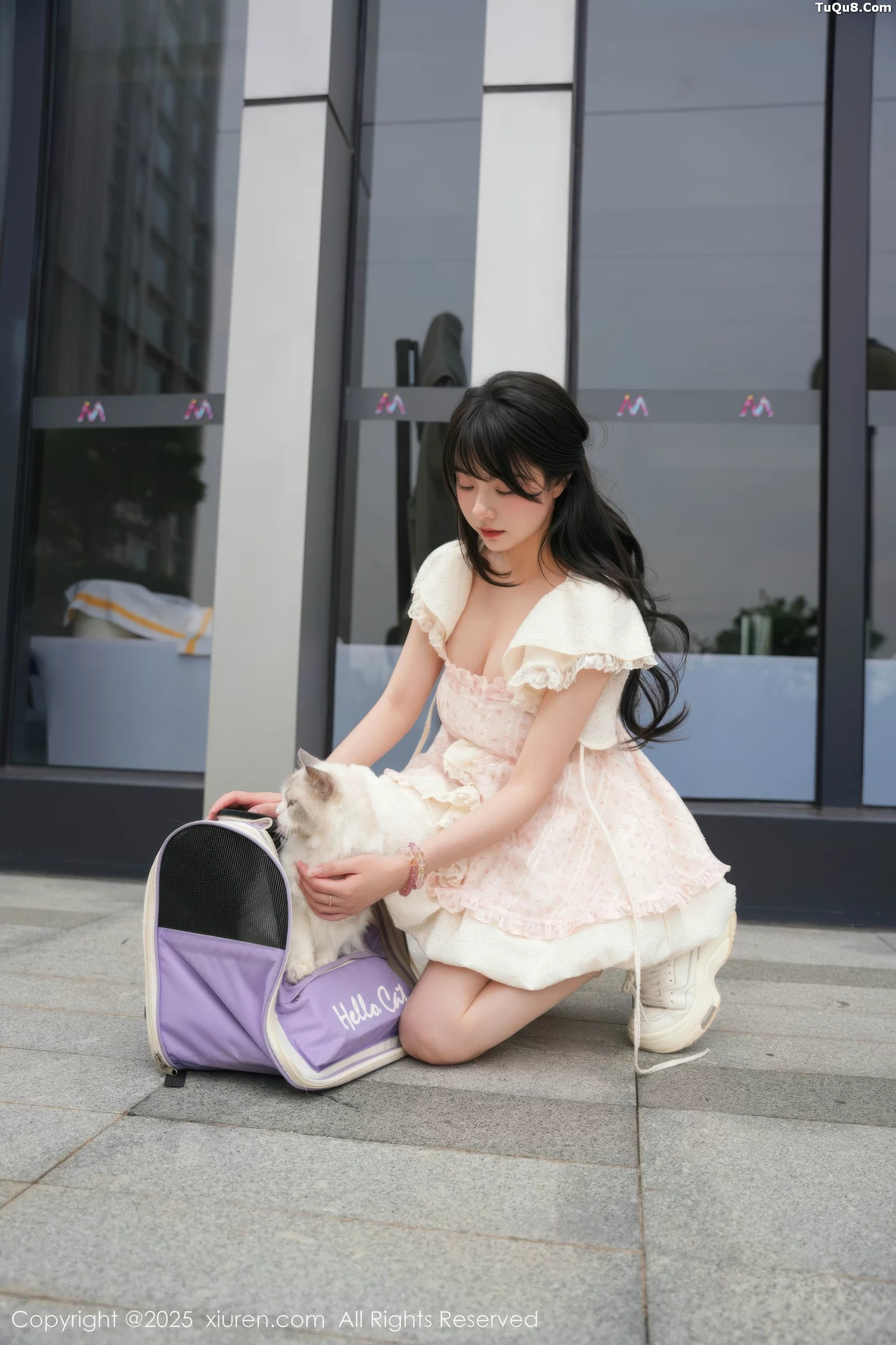 软情性感浅色连衣短裙配白色腿袜秀翘臀撩人绝美写真71P