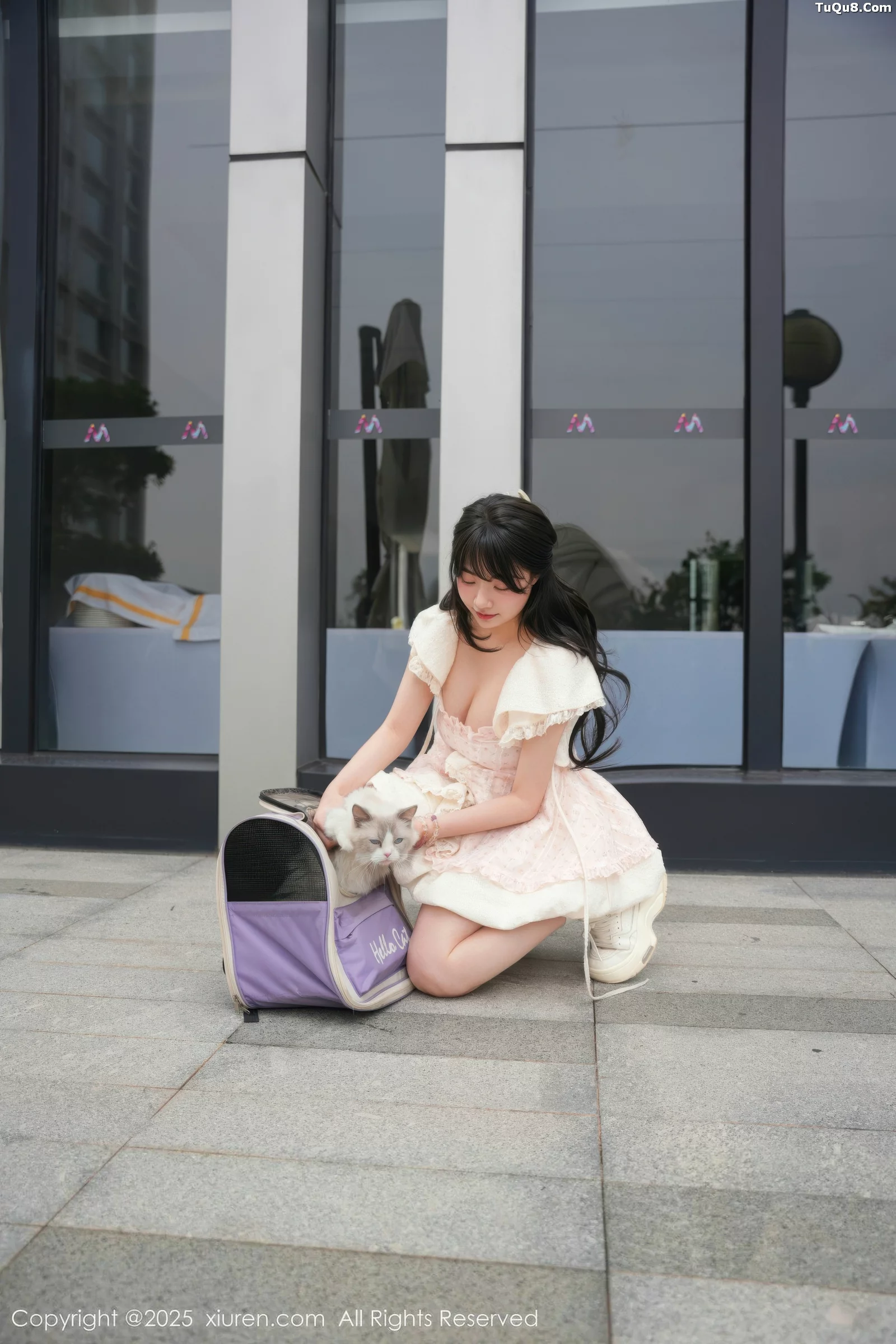 软情性感浅色连衣短裙配白色腿袜秀翘臀撩人绝美写真71P 2