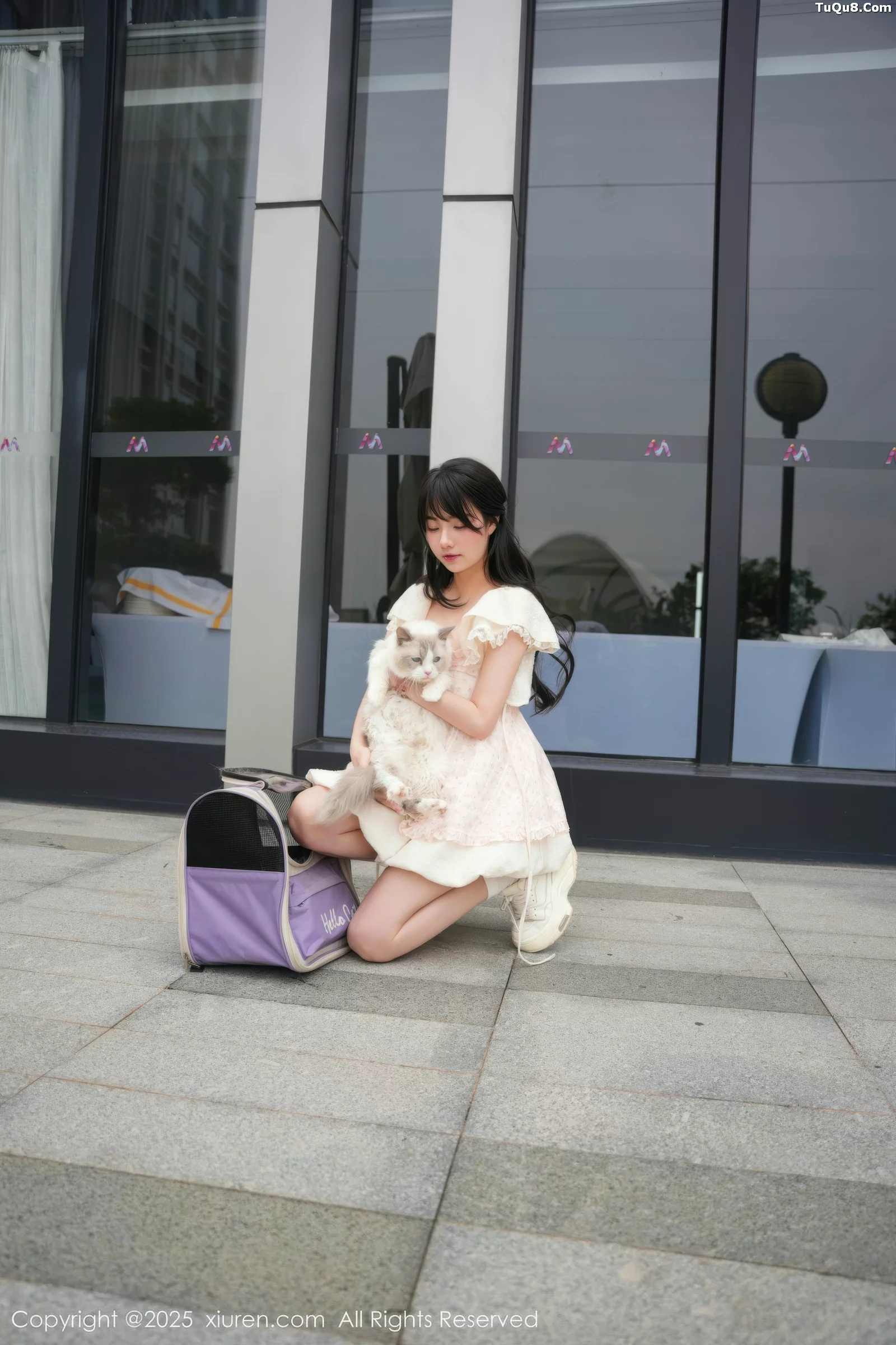 软情性感浅色连衣短裙配白色腿袜秀翘臀撩人绝美写真71P 4