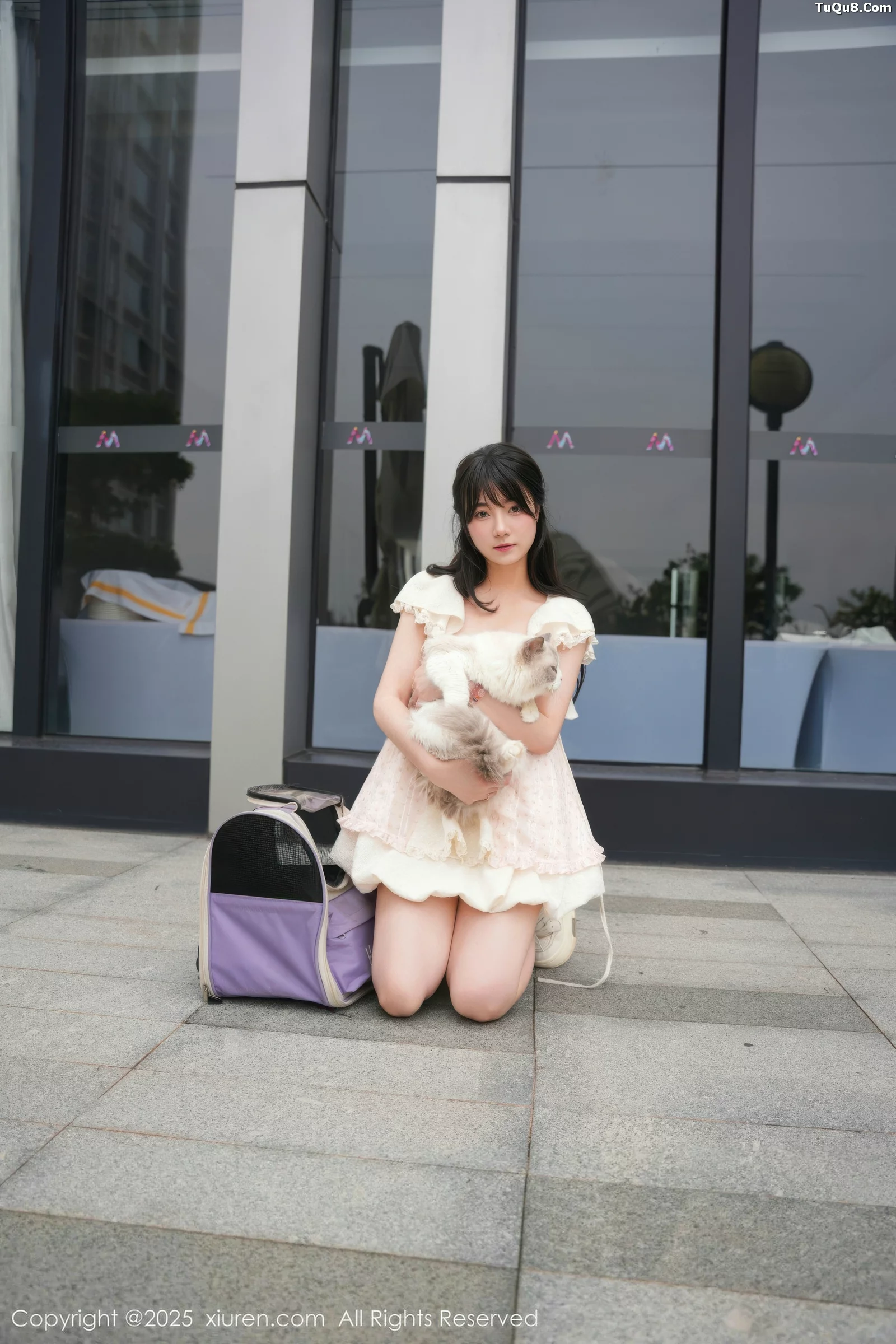 软情性感浅色连衣短裙配白色腿袜秀翘臀撩人绝美写真71P 5
