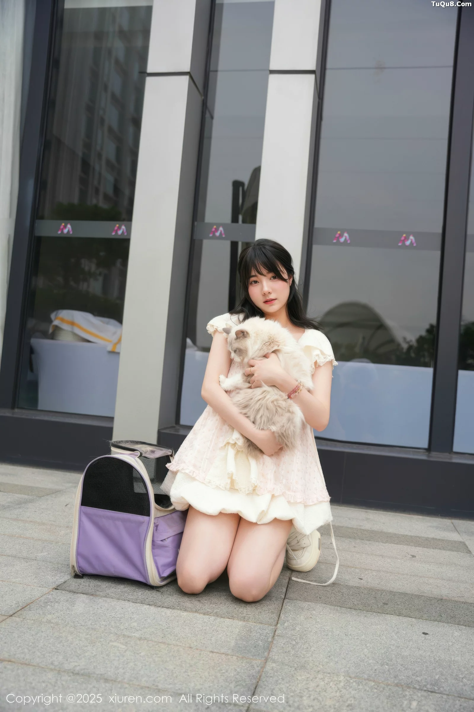 软情性感浅色连衣短裙配白色腿袜秀翘臀撩人绝美写真71P 6